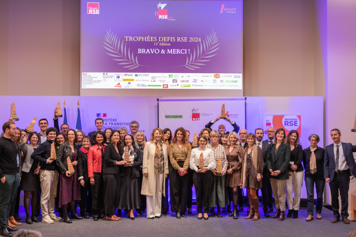 Lauréats des Trophées Défis RSE 2022 accompagnés du jury